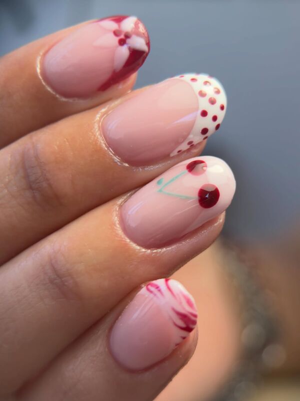 Detail van nailart met french en stipjes